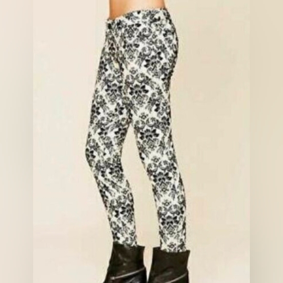 Free People size 26 Floral Skinny Jeans Ivory Black - Picture 3 of 7
